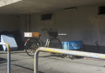 停まる自転車_宮島陽